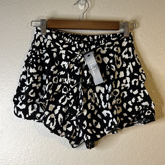 Lulus Yana Black and White Leopard Print Tie-Front Shorts
NWT S - Picture 5 of 8